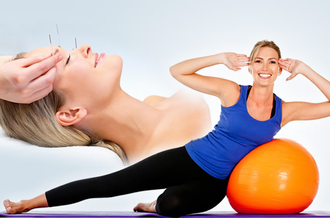 Mulher fazendo exercicio com bola de pilates e ao fundo uma mulher fazendo acupuntura
